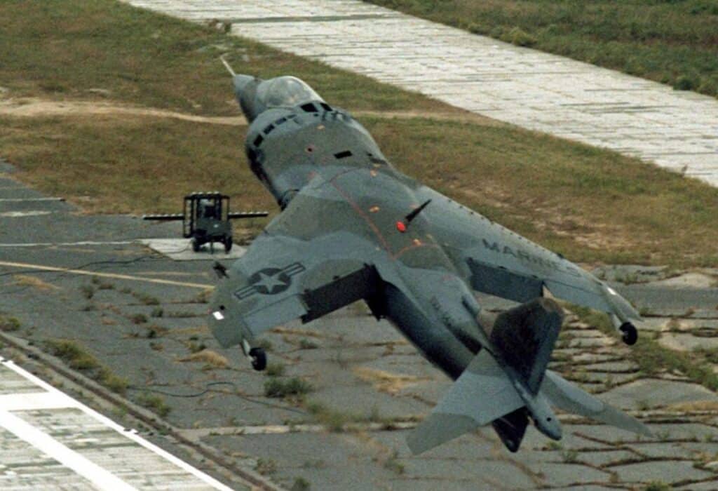 1280px-AV-8A_VMA-231_taking_off_Bogue_1978