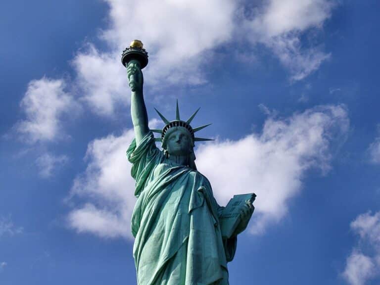 960px-Liberty-statue-from-below-768x576